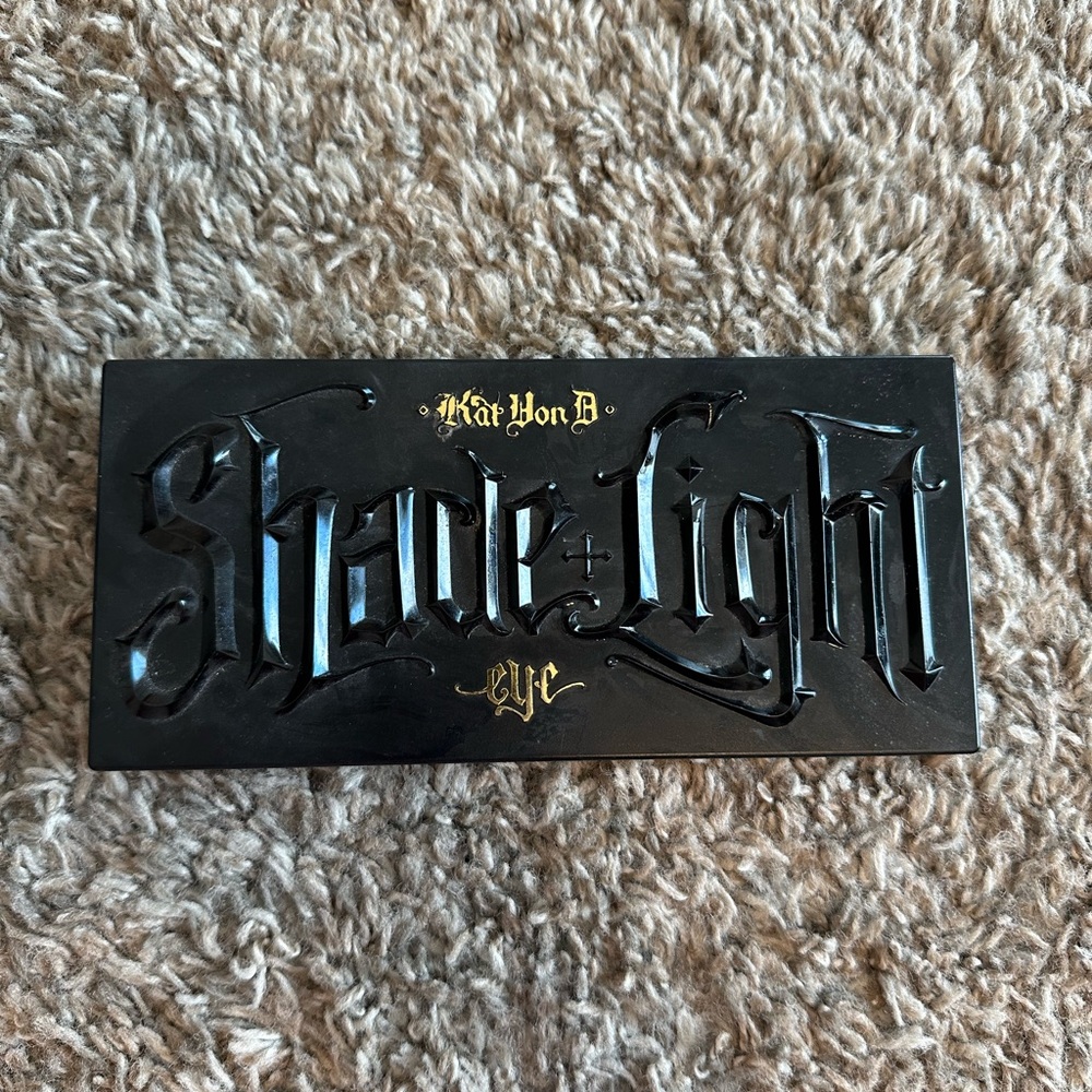 Kat Von D Shade in Light eyeshadow palette